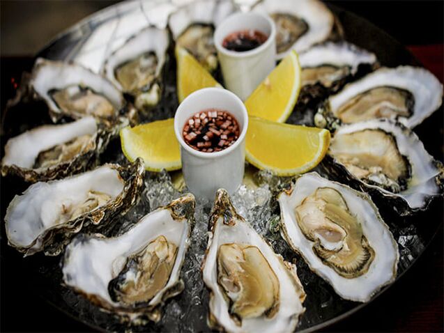 Ang mga talaba ay isang napakalusog na seafood para sa mga lalaki. 